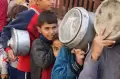 Bawa Panci, Anak-anak Gaza Tersenyum Antre Makanan di Pengungsian