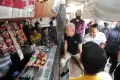 Momen Ganjar Ngopi Santai Bareng Supir Truk di Terminal Bus Kota Limpung