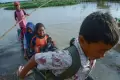 Tetap Semangat Bersekolah Meskipun Banjir Melanda