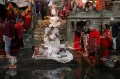 Jalani Ritual Swasthani Brata Katha, Umat Hindu Berguling di Jalanan