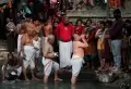 Jalani Ritual Swasthani Brata Katha, Umat Hindu Berguling di Jalanan