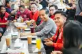 Presiden Jokowi Makan Mie Goreng Bareng Pengurus PSI di Medan