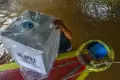 Potret Pendistribusian Logistik Pemilu ke TPS Alternatif di Perairan yang Terendam Banjir