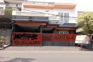 Viral Aksi Vandalisme Rumah Mewah di Villa Pamulang: Balikin Duit Gue!