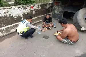 Polisi Beri Nasi Bungkus ke Sopir Truk di Tol Sedyatmo, Netizen: Semoga Terus Begini Pak