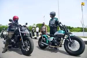 Jokowi dan Menteri Basuki Susuri Jalan Bypass Mandalika dengan Motor