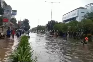 Terobos Banjir di Tanjung Duren, Kendaraan Mogok