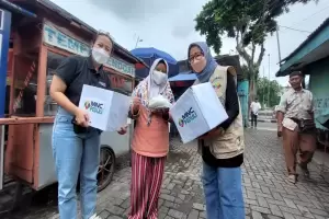 Waspada Omicron di Jakarta, MNC Peduli Bagikan Masker dan Vitamin di Kebon Jeruk