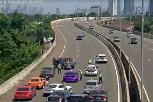 Bikit Macet, Konvoi Mobil Mewah di Tol Andara Ditindak Polisi