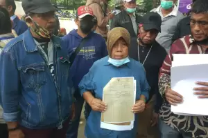 Demo di Depan Mal Tangsel, Ibu Penjual Cilok Ingin Memperjuangkan Haknya