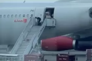 Lion Air Investigasi Video Viral Paket yang Dilempar dari Pesawat