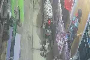 Viral Terekam CCTV, Pria Topi Hitam Bobol Kontrakan di Sawah Besar