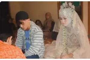 Viral! Pernikahan dengan Busana Paling Sederhana, si Pengantin Pria Dikira Mau Nongkrong