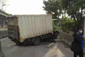 Truk Hantam Separator Jalan RE Martadinata, Lalu Lintas di Jakut Padat
