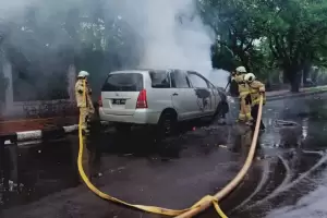 Korsleting Listrik, Mobil Terbakar Depan Kantor Wali Kota Jakbar