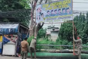 Aparat Turunkan Baliho Bergambar Habib Rizieq dan Habib Bahar di Bekasi