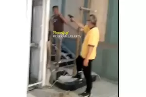 Viral Video Aksi Koboi Lansia Todongkan Pistol ke Kuli Bangunan, Polisi: Proses Lidik