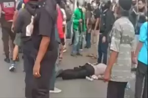 Seperti di Film Action, Pria Mirip Polisi Lompat dari Angkot hingga Terluka