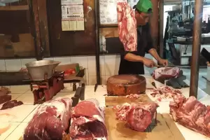 Pedagang Daging Sapi di Pasar Kramat Jati Masih Berjualan, Begini Nasibnya