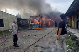 Bus Pariwisata Ludes Terbakar di Tangerang, Diduga Korsleting Aki