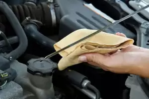 Cara Membaca Dipstick Oli Mobil dengan Mudah