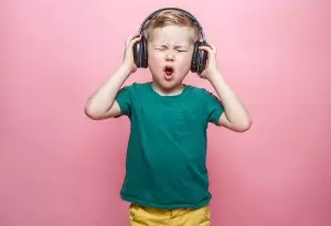Bisa Fatal, Jangan Biarkan Anak-Anak Pakai Earphone Volume 100 Persen Saat Belajar Online