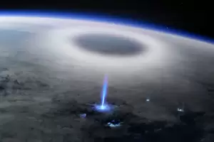 Petir Eksotis di Atas Stratosfer, Semburkan Ledakan Energi Jet Berwarna Biru