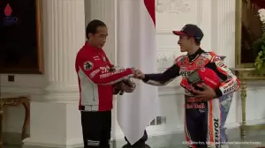 Jumpa di Istana Negara, Jokowi Lakukan Salam Tinju dengan Marc Marquez