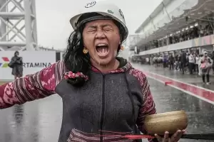 Rara Pawang Hujan MotoGP Mandalika 2022 Buka Suara Usai Aksinya Dihujat