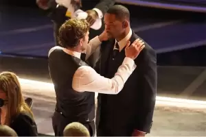 Denzel Washington dan Bradley Cooper Tenangkan Will Smith usai Tampar Chris Rock di Panggung Oscar 2022