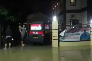 Banjir Setinggi 40 Cm Rendam Polsek Pinang Tangerang
