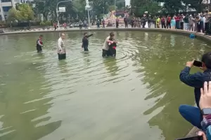 Melompat ke Kolam Air Mancur Sambil Teriak Merdeka, Pria Ini Diamankan Polisi