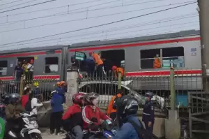 Evakuasi Mobil Tertabrak KRL hingga 3 Jam, Commuter Line Kembali Normal