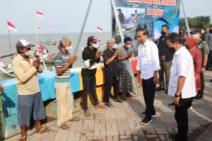 Menteri KKP Dampingi Jokowi Blusukan ke Kampung Nelayan Kedung Cowek
