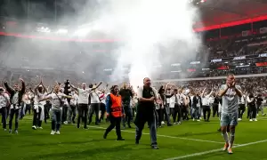 Potret Suporter Eintracht Frankfurt Turun ke Lapangan Rayakan Tiket Final Liga Europa