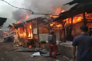 Kebakaran Hebat Hanguskan Puluhan Lapak Pedagang di Pasar Ciputat