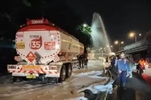 Truk BBM Senggolan di Cengkareng, Bensin Pertalite Tumpah di Jalanan