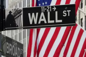 Imbas Inflasi, Wall Street Ditutup Melemah Khawatir Perlambatan Ekonomi Global