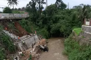 Sopir Meleng, Mobil Pikap Terjun Bebas ke Jurang 20 Meter di Bogor
