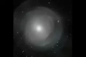 Teleskop Hubble Rekam Penampakan Galaksi Raksasa dengan Cangkang Misterius