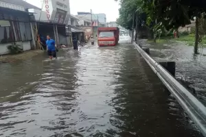 2 Jam Diguyur Hujan Deras, 8 Titik di Kota Tangerang Terendam Banjir
