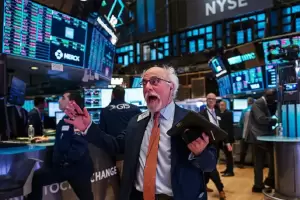 Dihajar Ancaman Resesi, Bursa Saham Amerika Terjungkal di Awal Pekan