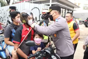Terjaring Operasi Patuh Jaya, Puluhan Pemotor Malah Dapat Helm Gratis dari Polisi