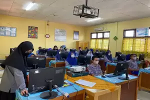 Mahasiswa Kampus Mengajar Bantu Adaptasi Teknologi di 3.846 Sekolah