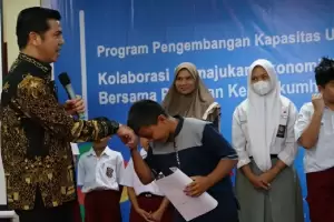 Pendiri Yayasan Bagak Bagikan Beasiswa Indonesia Pintar ke Warga Binjai-Langkat