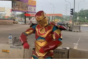 Terungkap! Ini Sosok ‘Iron Man’ yang Sigap Bantu Korban Kecelakaan Maut Truk BBM