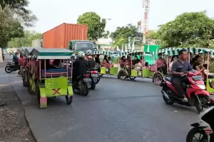 Mengintip Odong-odong di Jakarta Utara, Bawa Penumpang di Tengah Himpitan Truk Trailer