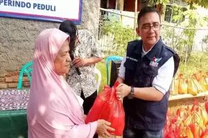 Perindo Bagikan Paket Sembako kepada Lansia di Cibarusah Bekasi