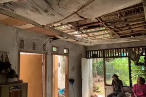 Diterjang Angin Kencang, Satu Rumah di Bojonggede Rusak Berat