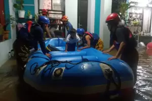 Perumahan di Cibinong Terendam Banjir, Warga Dievakuasi Pakai Perahu Karet